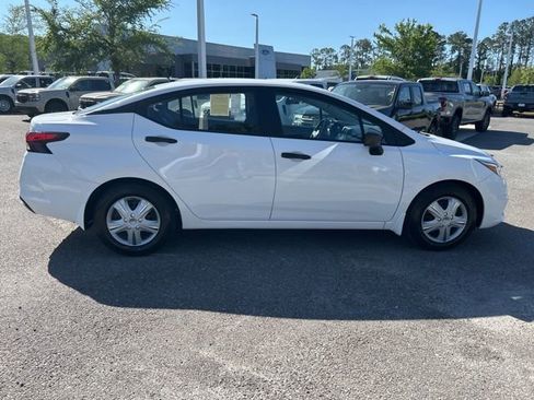 Used 2022 Nissan Versa S FWD image 3