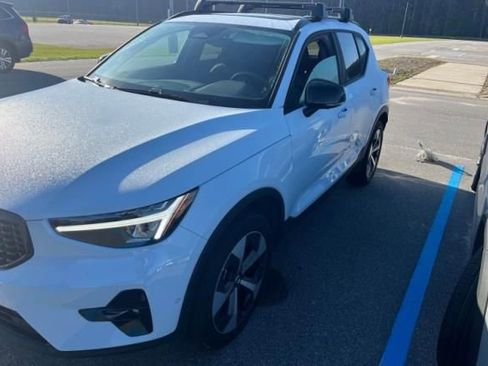 Used 2025 Volvo XC40 B5 Plus AWD/4WD image 1