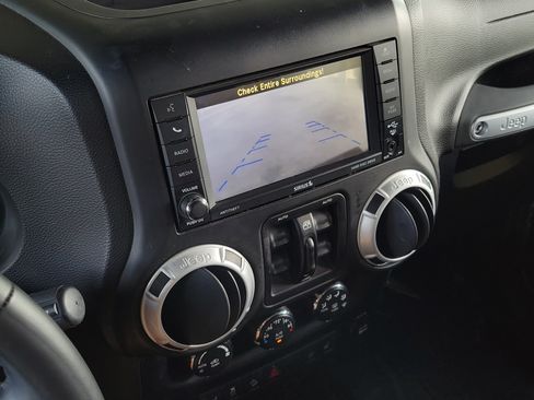 Used 2014 Jeep Wrangler Unlimited Sahara w/ Dual Top Group AWD/4WD image 25