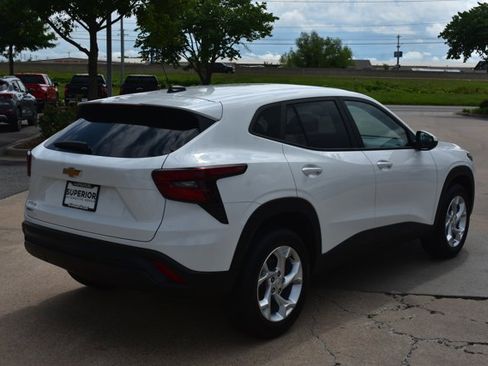 New 2026 Chevrolet Trax LS w/ LS Convenience Package FWD image 5