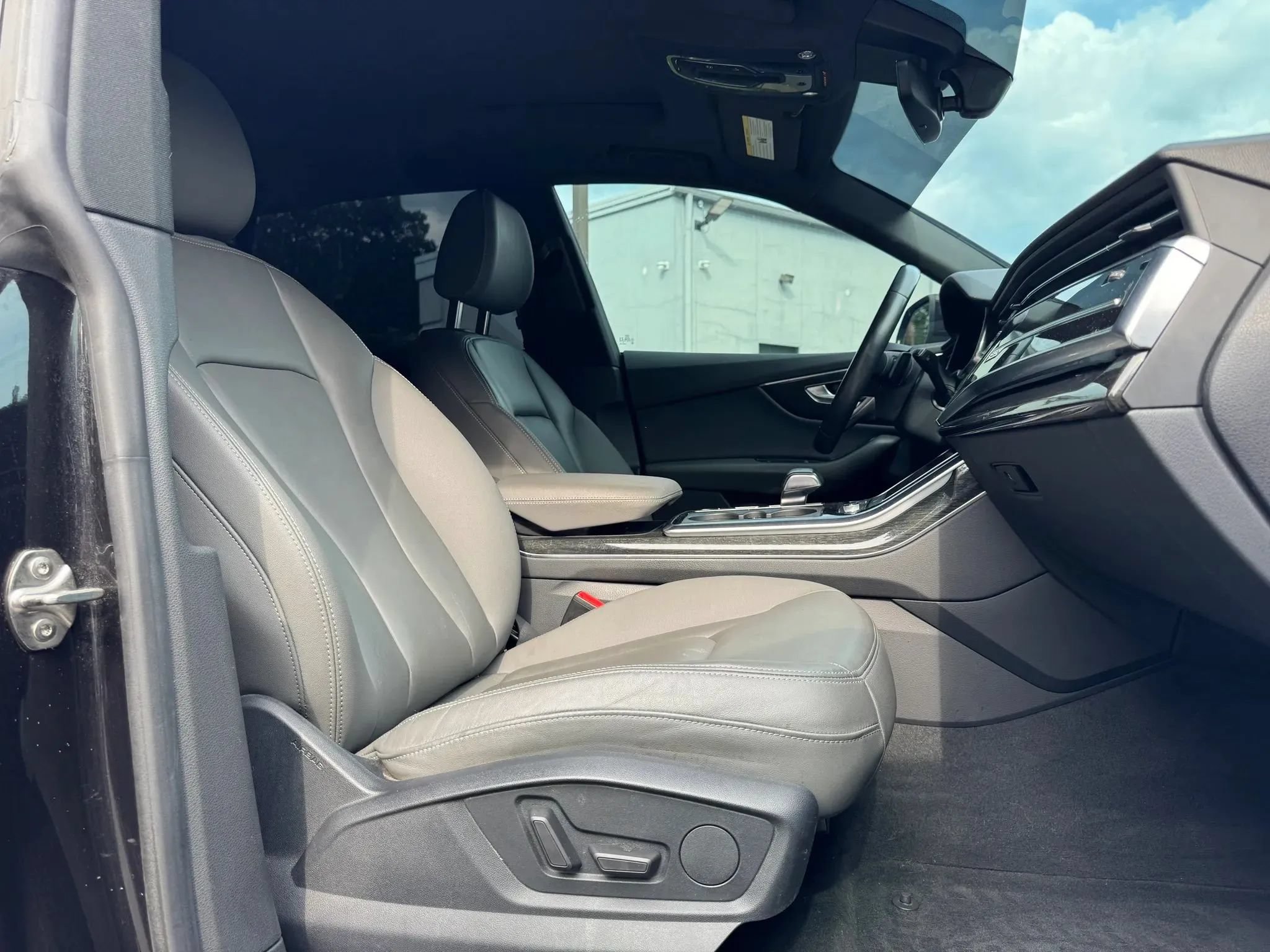 Used 2019 Audi Q8 Premium w/ Convenience Package AWD/4WD image 22