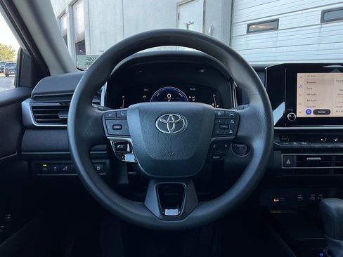 Used 2025 Toyota Camry LE image 31