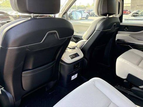 New 2026 Lincoln Navigator Premiere AWD/4WD image 17