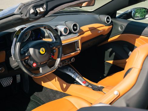 Used 2017 Ferrari California T RWD image 15