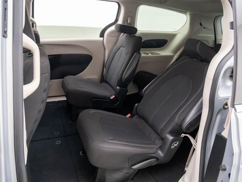 Used 2023 Chrysler Voyager LX image 18
