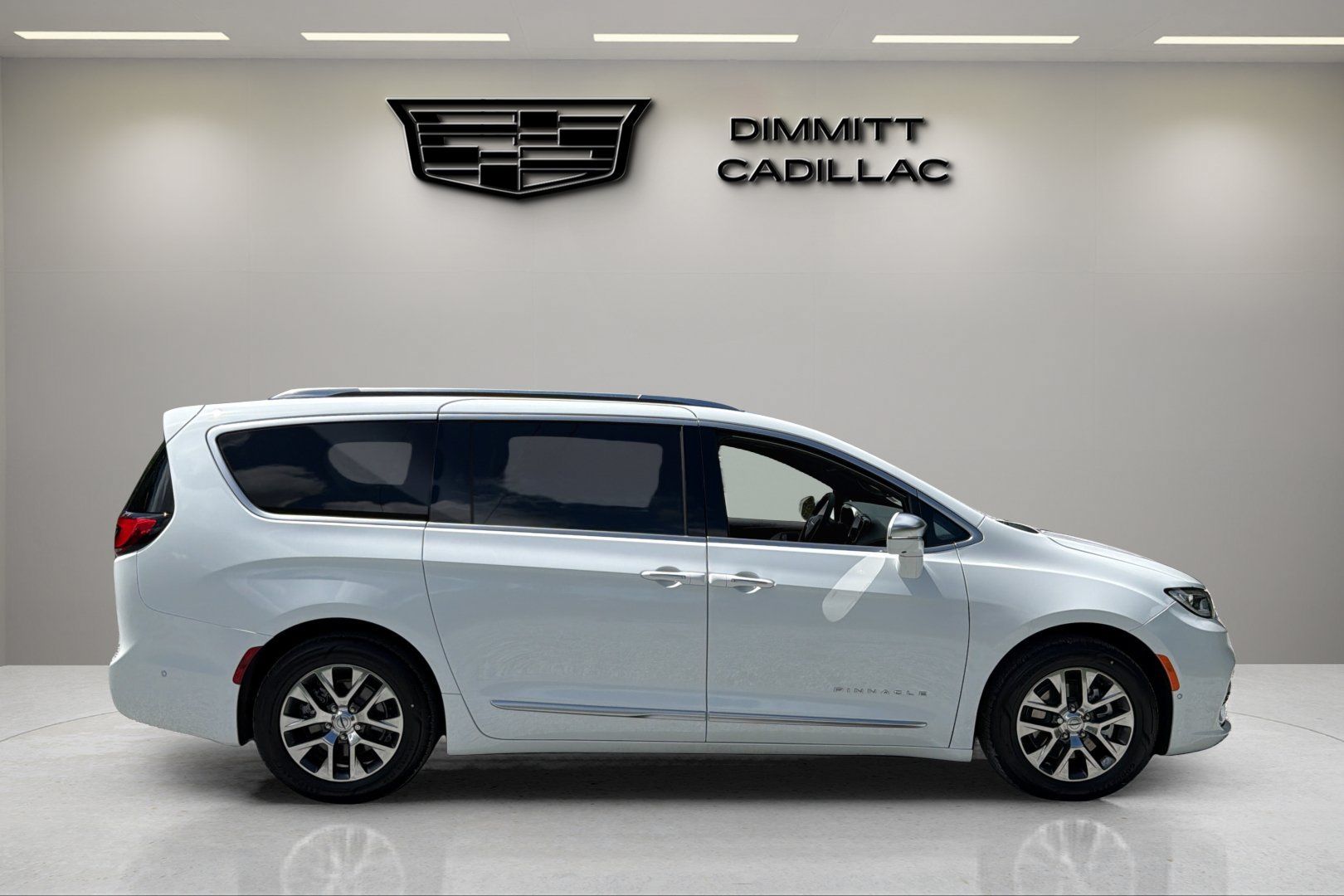 Used 2024 Chrysler Pacifica Pinnacle FWD image 4