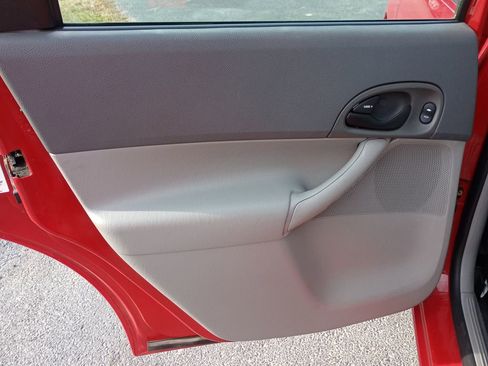 Used 2005 Ford Focus ZX4 image 16