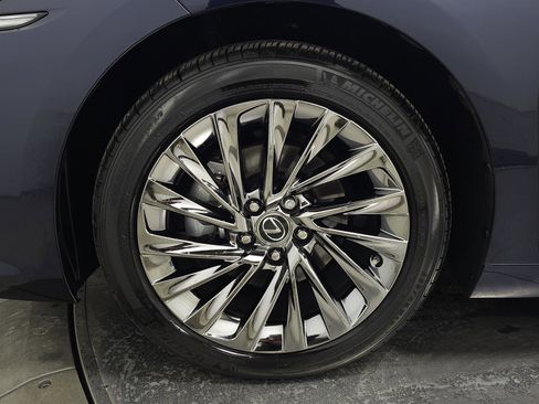 Used 2025 Lexus ES 350 w/ Luxury Package image 12