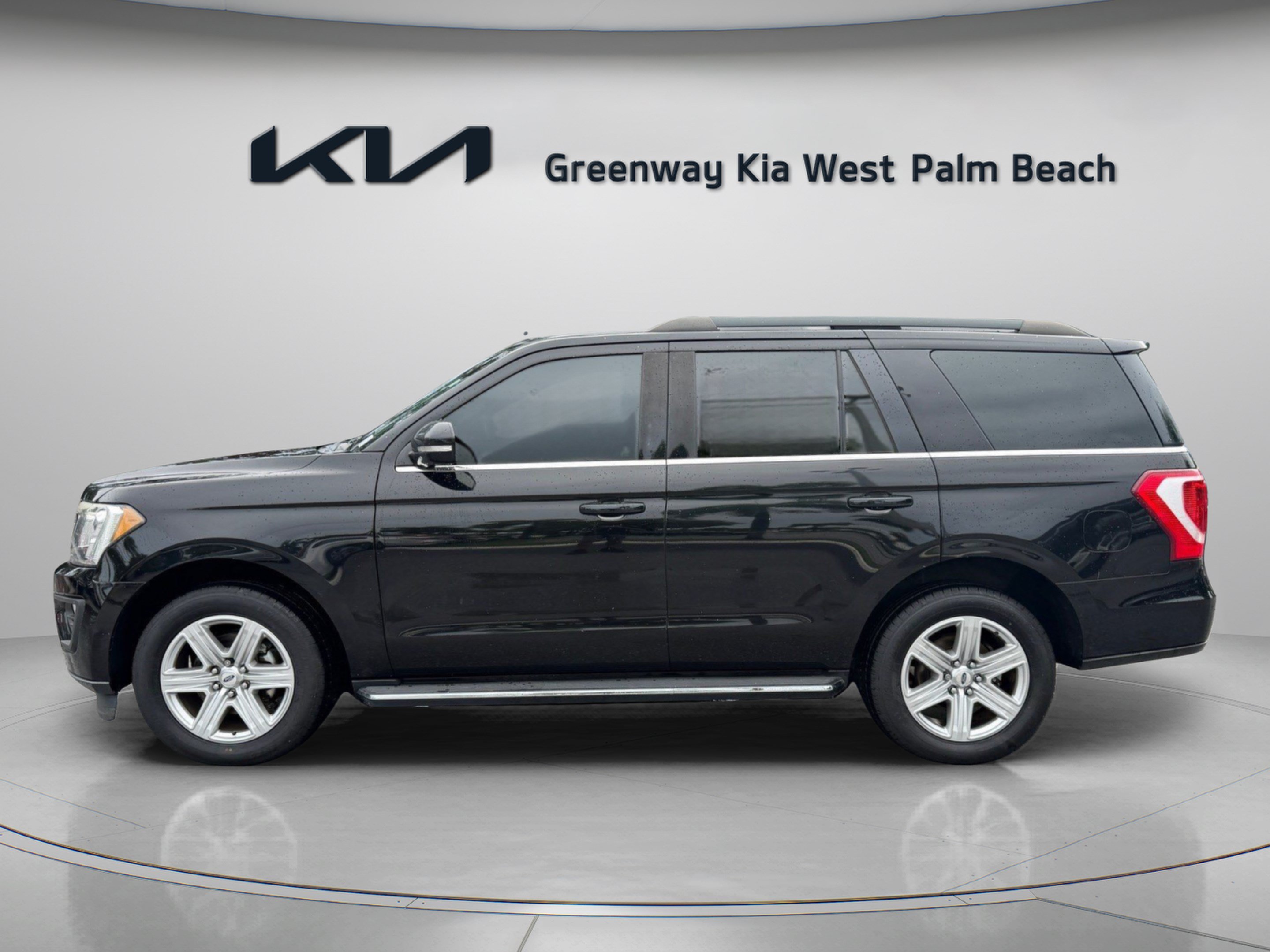 Used 2018 Ford Expedition XLT w/ Equipment Group 202A AWD/4WD image 4