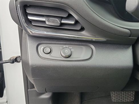 Used 2025 Buick Envista Preferred image 13