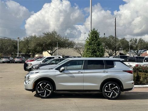 Used 2024 Mitsubishi Outlander SE image 4