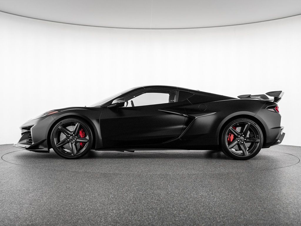 Used 2024 Chevrolet Corvette Z06 w/ Z07 Performance Package RWD image 2