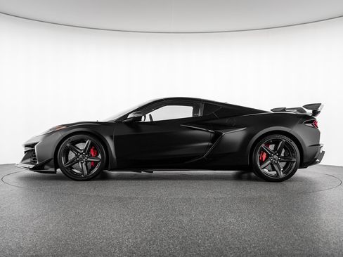Used 2024 Chevrolet Corvette Z06 w/ Z07 Performance Package RWD image 2