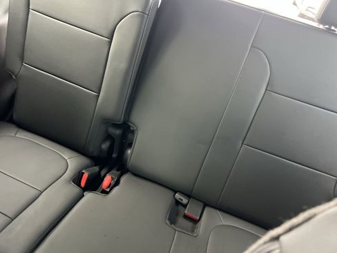 Used 2023 Chevrolet Traverse LT image 33