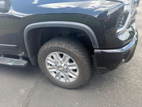 Used 2024 Chevrolet Silverado 2500 High Country w/ High Country Premium Package AWD/4WD image 2