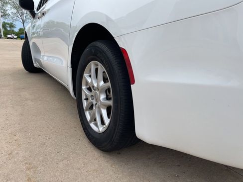 Used 2024 Chrysler Pacifica Touring-L FWD image 19