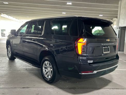 Used 2025 Chevrolet Suburban LT image 3