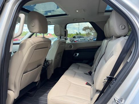 Used 2017 Land Rover Discovery HSE AWD/4WD image 16
