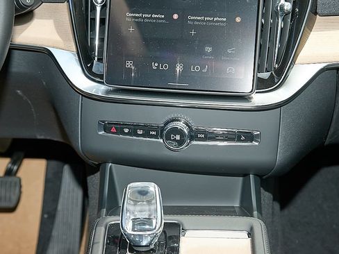 New 2026 Volvo XC90 T8 Plus w/ Protection Package Premier AWD/4WD image 29