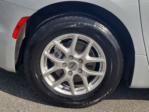 Used 2024 Chrysler Pacifica Touring-L FWD image 7
