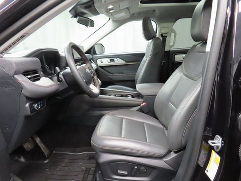 Used 2025 Ford Explorer Active w/ Active Comfort Package image 9