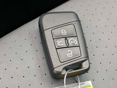 Used 2025 Volkswagen Jetta SE FWD image 29