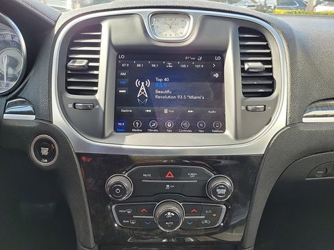 Used 2019 Chrysler 300 Limited image 22