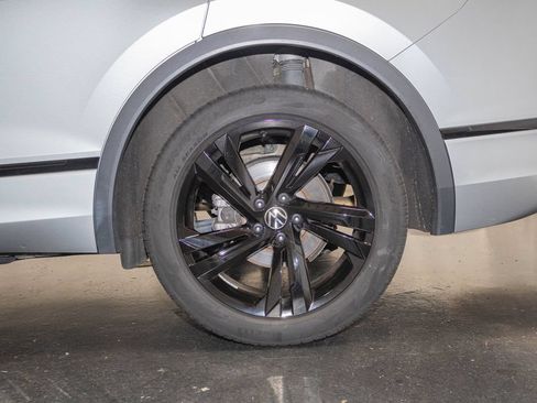 Used 2023 Volkswagen Tiguan SE R-Line AWD/4WD image 9