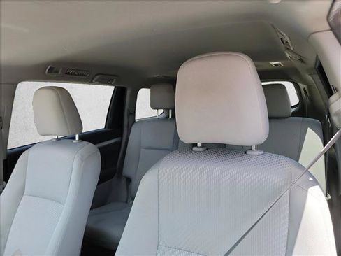 Used 2019 Toyota Highlander LE FWD image 13