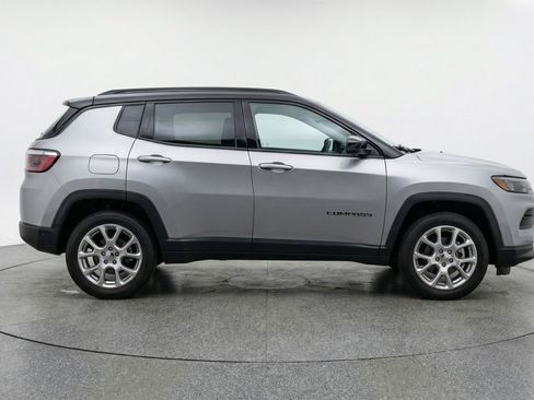 Used 2025 Jeep Compass Limited image 11