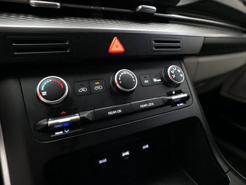 Certified 2024 Kia Carnival LX image 21