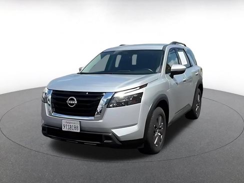 Used 2025 Nissan Pathfinder SV FWD image 7