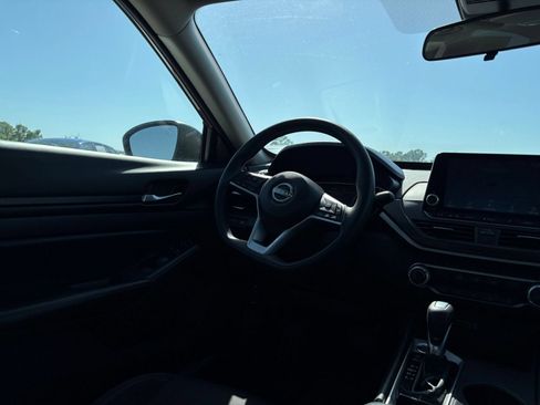 Used 2025 Nissan Altima 2.5 SV FWD image 29