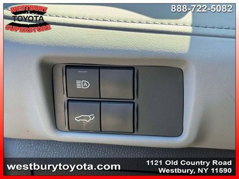 Used 2021 Toyota Highlander XLE AWD/4WD image 23