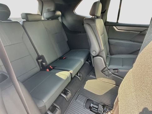 Used 2026 GMC Acadia AT4 w/ Luxury Package AWD/4WD image 28