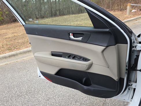 Used 2017 Kia Optima LX image 25