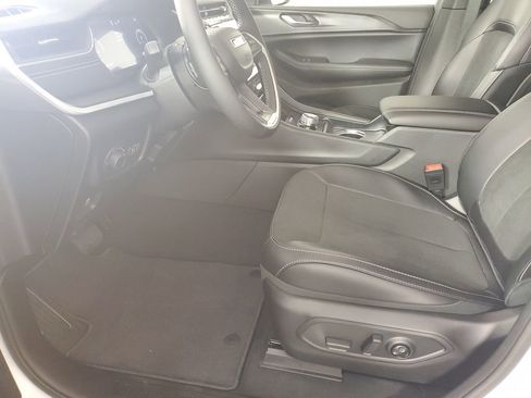 New 2025 Jeep Grand Cherokee Altitude image 11