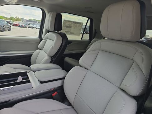New 2026 Lincoln Navigator Premiere AWD/4WD image 16