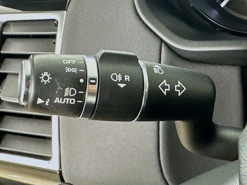 Used 2020 Land Rover Discovery SE image 21