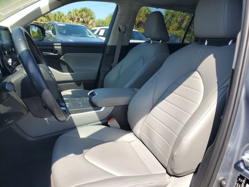 Used 2021 Toyota Highlander XLE AWD/4WD image 19