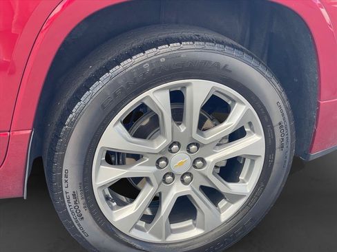 Used 2018 Chevrolet Traverse Premier w/ Driver Confidence II Package FWD image 32