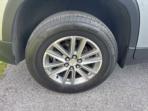 Used 2023 Chevrolet Traverse LT w/ Rear Camera Mirror Package image 18