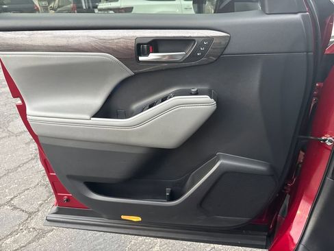 Used 2021 Toyota Highlander Limited image 9