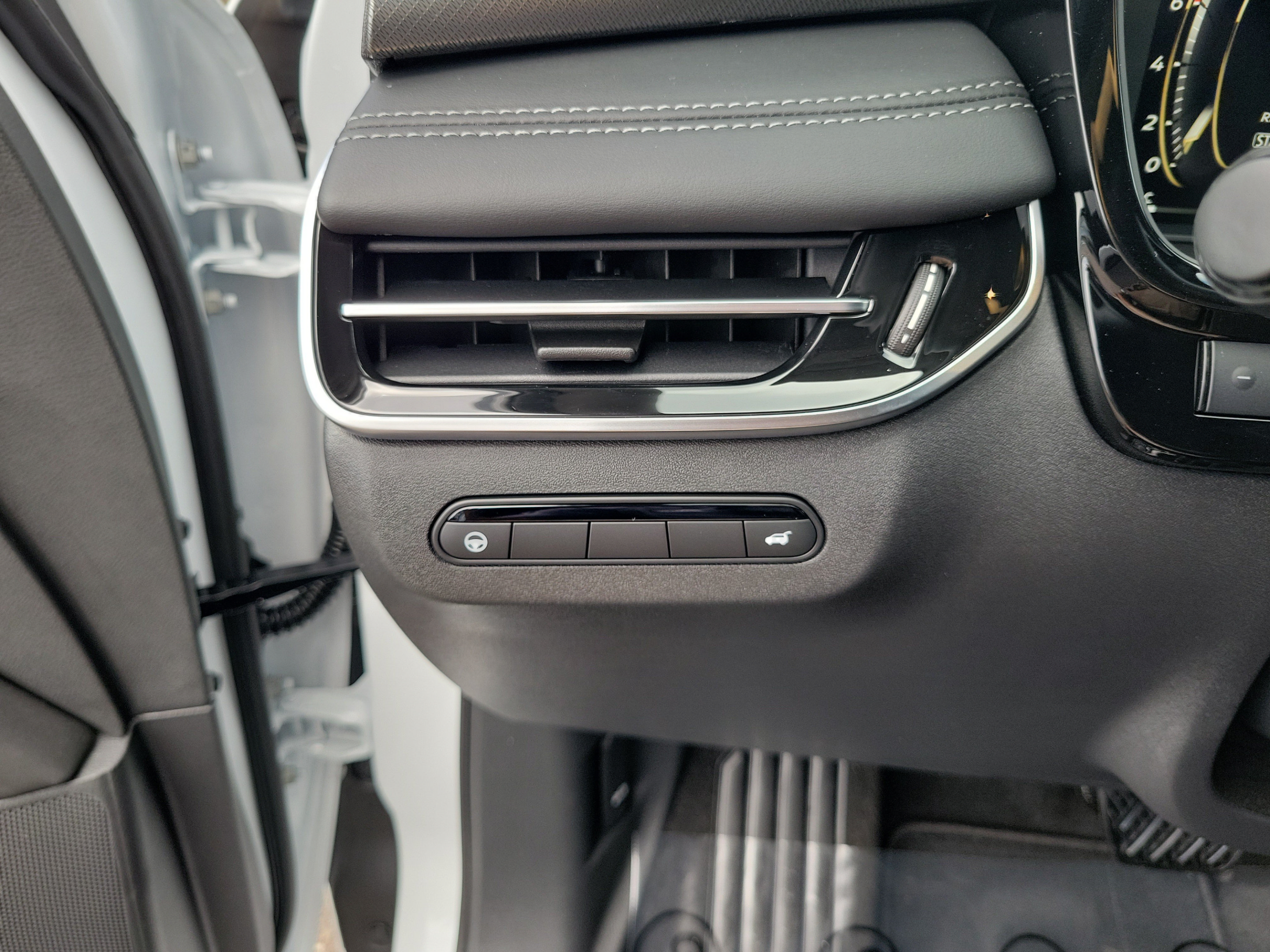 New 2027 INFINITI QX60 Luxe w/ Cargo Package FWD image 17