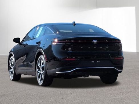 Used 2023 Toyota Crown XLE image 8