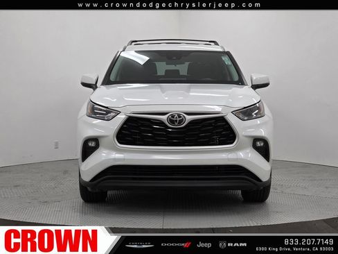 Used 2022 Toyota Highlander LE AWD/4WD image 2