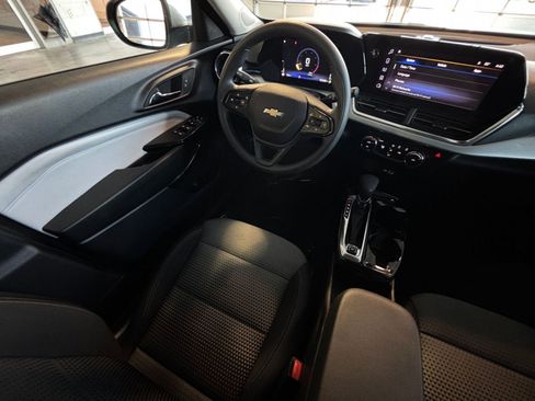 Used 2025 Chevrolet Trax LT image 33