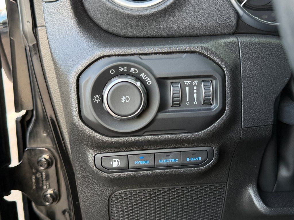 Used 2022 Jeep Wrangler Unlimited Sahara w/ Cold Weather Group AWD/4WD image 24