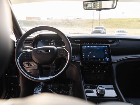 Used 2025 Jeep Grand Cherokee L Limited w/ Luxury Tech Group II image 27