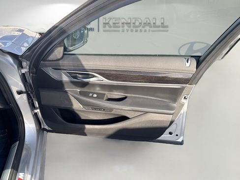 Used 2019 BMW 750i w/ M Sport Package image 33
